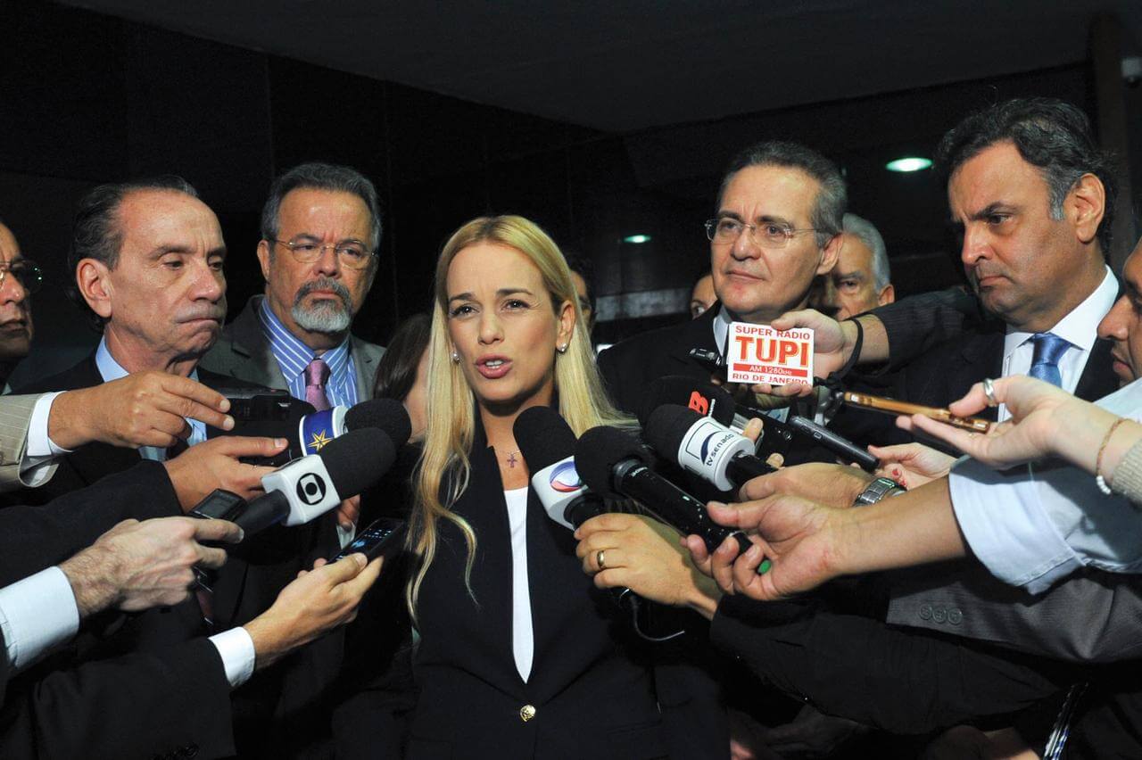 Lilian Tintori surrounded by reporters