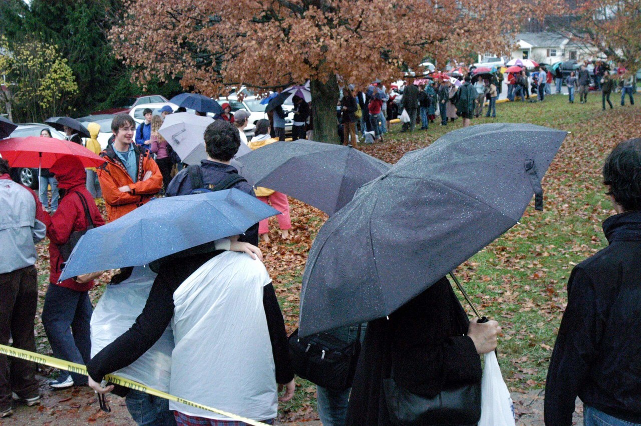 A long line of people waiting to vote in 2004